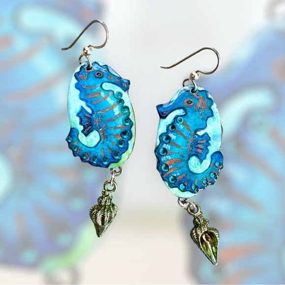 Handpainted seahorse earrings metal conch shell charm lightweight sterling wires - Picture 3 of 7